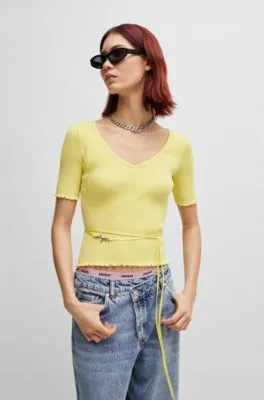 Jersey de punto de canalé con cinturón de anudar de la marca