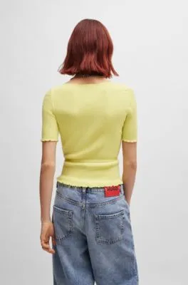 Jersey de punto de canalé con cinturón de anudar de la marca